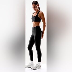 Aritzia Golden Women’s GloTone Shiny Black Leggings High-Rise in size XXS